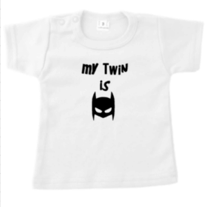 babytshirt my twin is batman tweeling superheld